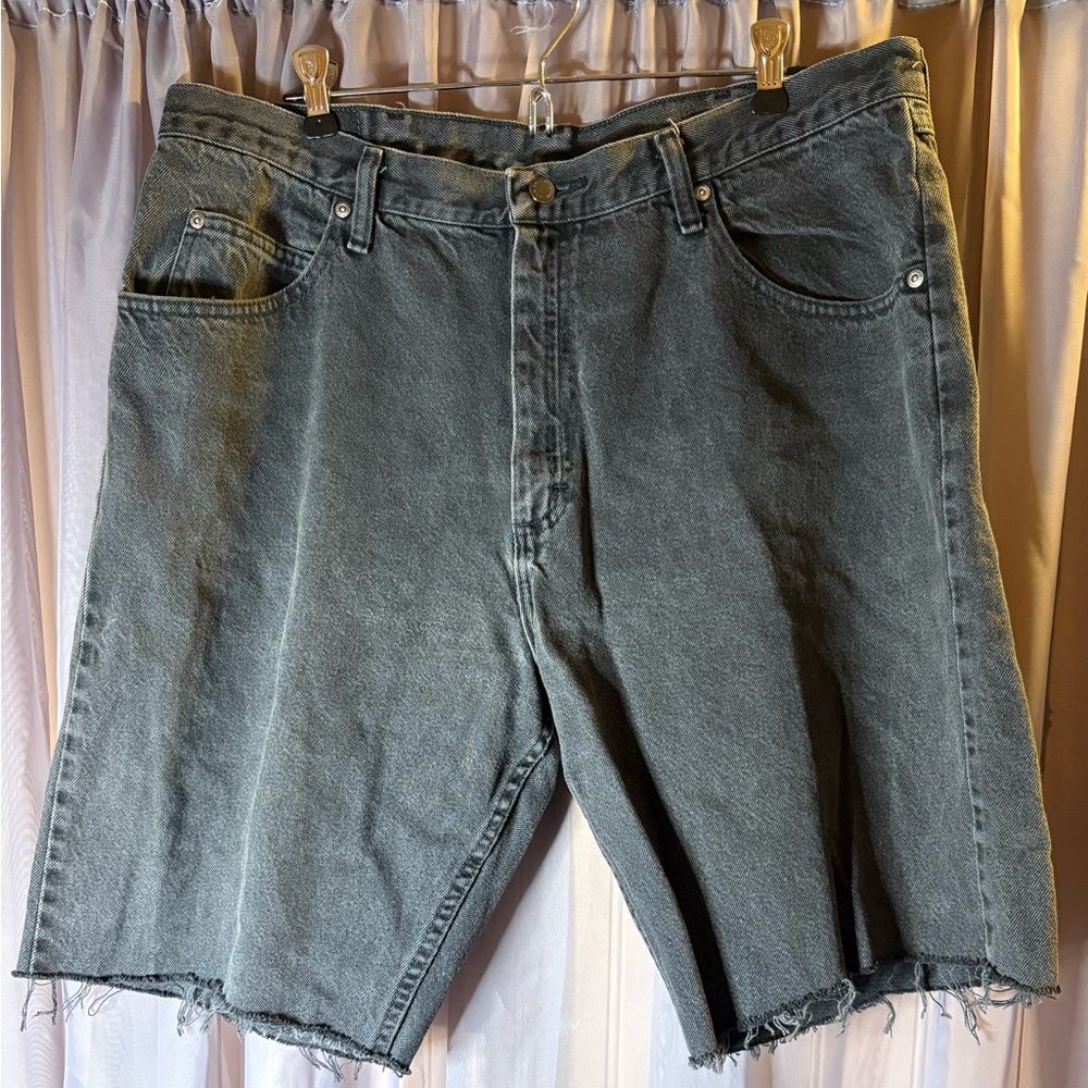 Vintage Wrangler Cut-Off Denim Shorts – 38 Waist